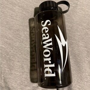 SeaWorld Reusable Black Water Bottle 🆕